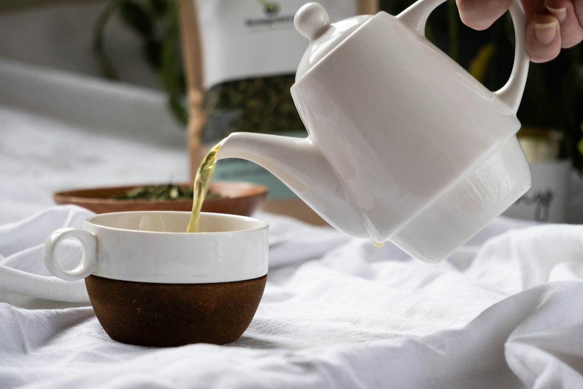 Personne pratiquant le yoga avec une tasse de thé